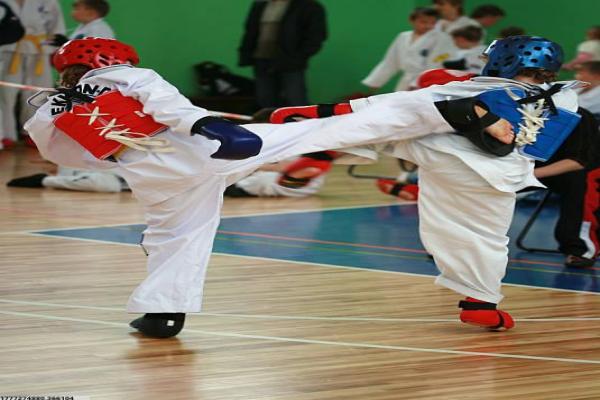 体育培训宣传海报设计创意方法(图1)